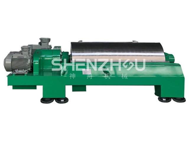 Centrífuga decantadora trifásica para tratamiento de lodos de perforación